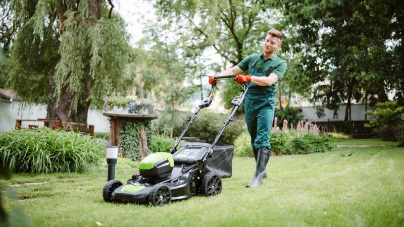 How to Pick the Best Lawn Mowing and Yard Clean Up Services